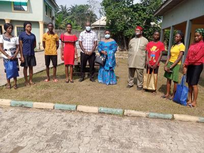 Akalonu_$_Others_-_Scholarship_Awardees_pose_with_BOT_menbers